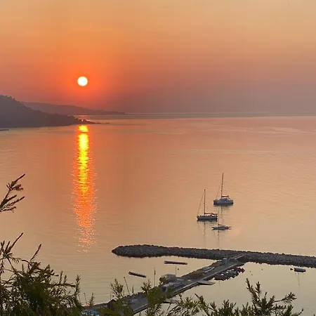 L'ensoleillee Vue Panoramique Mer, 250 M De La Et Du Centre Apartamento Menton